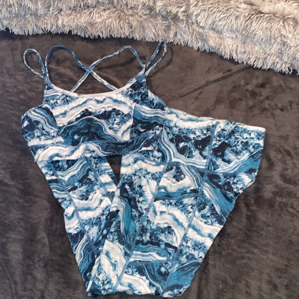 Gaiam yoga SET, cropped legging and strappy back bra. Pockets on both hips